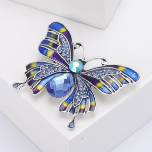 Dettaglio della spilla a farfalla vintage in smalto con strass blu e cristalli lucidi
