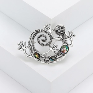 Vintage Eidechsen-Brosche in Silber mit Perlmutt-Steinen und Kristallen auf weißem Block