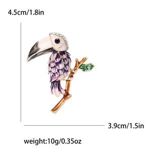 Spécifications de taille pour la broche toucan en émail violet avec hauteur de 4,5 cm