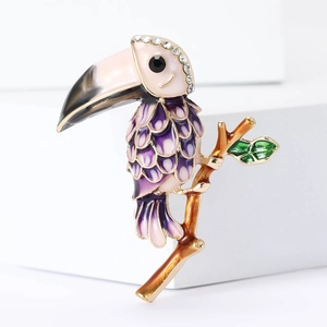 Détails de la broche toucan en émail avec corps violet et accents en cristal fin