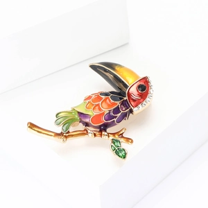 Broche toucan en émail coloré avec strass sur branche dorée pour manteaux