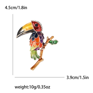 Broche toucan colorée en émail et cristaux sur branche dorée, détails de taille 4.5cm