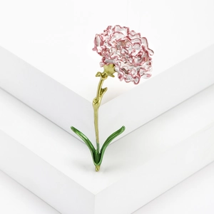 Spilla a fiore di garofano in smalto elegante con petali rosa sfumati e stelo d'oro
