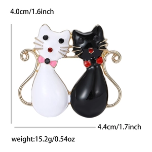 Broche chat en émail noir et blanc avec strass rouges, largeur 4,4 cm, poids de 15,2 g