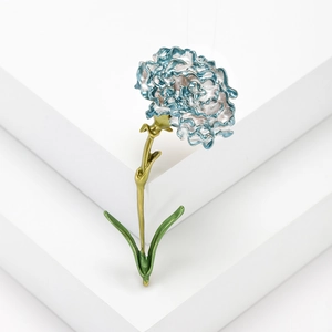 Elegante spilla a garofano in smalto con petali blu sfumati su base bianca