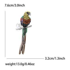 Vue détaillée d'une broche perroquet avec strass colorés et une perle blanche
