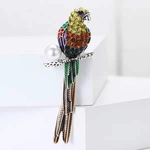 Vue détaillée d'une broche perroquet en alliage avec strass colorés et perle blanche