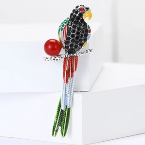 Broche perroquet créative avec émail multicolore, cristaux noirs et une perle rouge vive