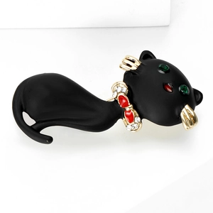 Élégante broche chat en émail noir avec yeux en gemme verte et nœud papillon rouge chic
