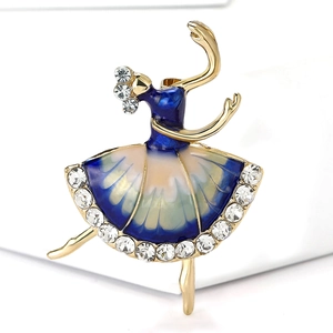 Dettaglio della spilla ballerina con vestito in smalto blu e strass luccicanti