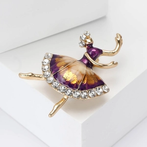Elegante spilla da ballerina con vestito in smalto viola e cristalli su base bianca