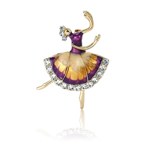 Elegante spilla ballerina in oro con vestito in smalto viola e dettagli in strass