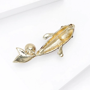 Creative goldfish brooch in gold plating with pearl detail and elegant scale texture