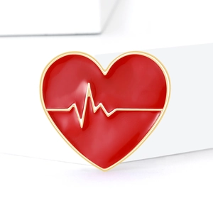 Spilla minimalista a cuore rosso con linea ECG dorata su sfondo geometrico bianco