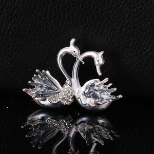 Détails de la broche double cygne plaquée argent avec émail gris et cristaux brillants