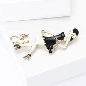 Détail d'une broche élégante en émail représentant une dame à la mode en robe noire et chat