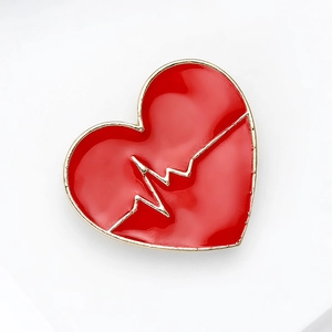 Spilla a cuore in smalto rosso minimalista con linea EKG dorata per abiti donna