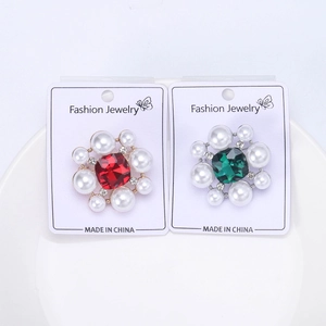Détails des broches en cristal avec pierres rouges et vertes et perles blanches