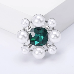 Élégante broche fleur en argent avec une grande pierre vert émeraude et perles blanches
