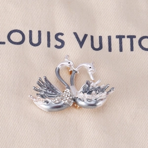 Détail de l'élégante broche double cygne en émail gris blanc et strass scintillants