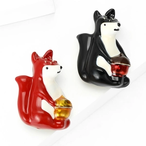 Broches renard dessin animé en émail rouge et noir avec accents de glands dorés