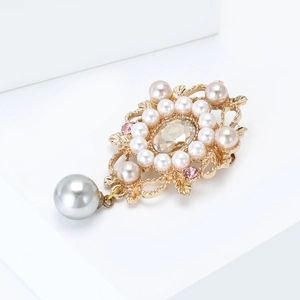 Broche vintage dorée élégante avec cristal ovale, perles blanches et pendentif gris