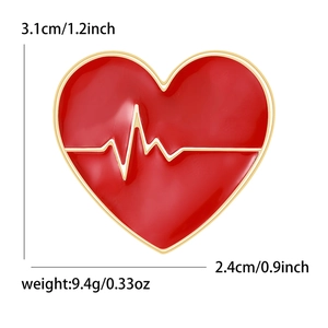 Spilla a cuore rosso con linea battito cardiaco dorata e dettagli di dimensioni e peso