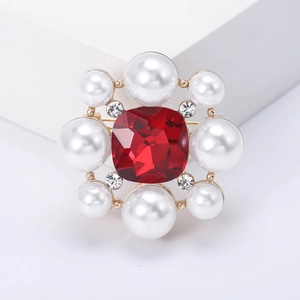Broche florale élégante avec cristal rouge, perles blanches et base en alliage doré