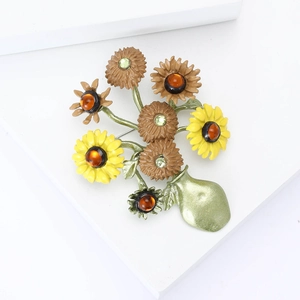 Broche creativo de esmalte con ramo de girasoles en jarrón e incrustación de cristal