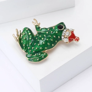 Broche prince grenouille en émail avec points verts et couronne ornée de strass