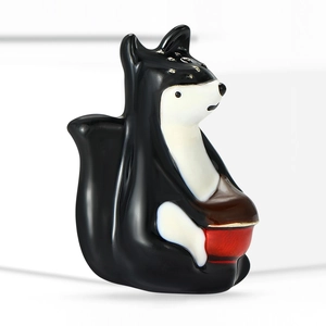 Broche renard en émail noir avec bol rouge et contours en métal doré poli brillant
