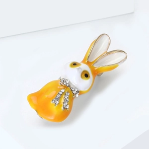 Detail der Hasenbrosche mit orangefarbenem Emaille und funkelnder Strass-Schleife