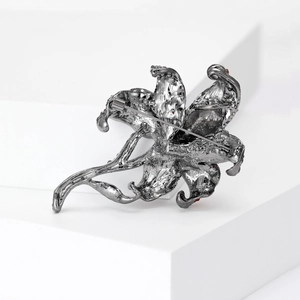 Elegant lily flower brooch in retro silver alloy with needle pin backing for scarves