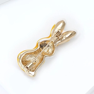 Detailansicht der Rückseite der Hasenbrosche aus Goldlegierung mit Sicherheitsnadel