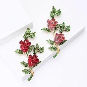 Élégantes broches roses scintillantes avec strass colorés en modèles rouge et rose