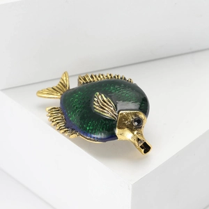 Broche poisson-clown émaillée vert et bleu avec placage doré et pierre précieuse noire