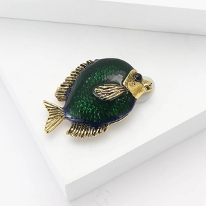 Broche poisson en émail de style dessin animé en or vintage et vert foncé pour costumes