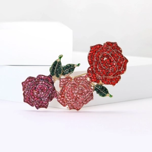 Vue détaillée d'une broche rose en cristal tricolore avec base en métal doré