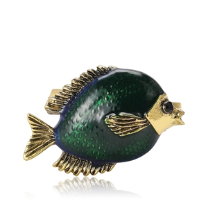Broche poisson tropical de dessin animé avec émail vert et finition dorée sur blanc