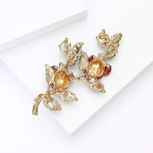 Détail de l'arrière de la broche rose avec placage doré et fermoir de sécurité