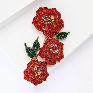 Broche élégante trois roses rouges avec strass et feuilles vertes sur socle blanc
