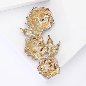 Vue détaillée du dos d'une broche fleur plaquée or avec émail violet et fermoir de sécurité
