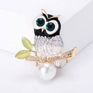 Elegant owl brooch with gold-plated alloy, green gemstone eyes and white pearl pendant