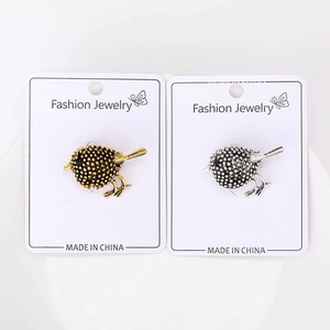 Lot de deux broches oiseaux vintage dorées et argentées sur carte Fashion Jewelry