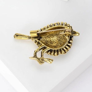 Broche oiseau vintage dorée vue de dos avec structure en alliage et épingle de sûreté en métal