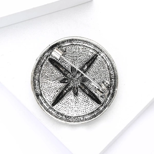 Broche bouclier boussole en alliage argenté vintage avec étoile à huit branches