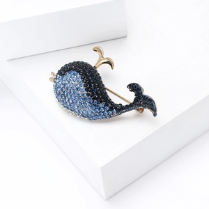 Broche baleine élégante avec strass dégradés bleus et base en alliage doré