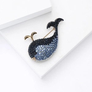 Broche baleine à la mode avec strass dégradé bleu et base en métal doré élégante