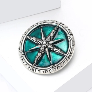 Broche boussole vintage en alliage avec texture marbrée verte et relief argenté