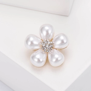 Élégante broche fleurie en perles avec base dorée et cristaux pour femmes stylées
